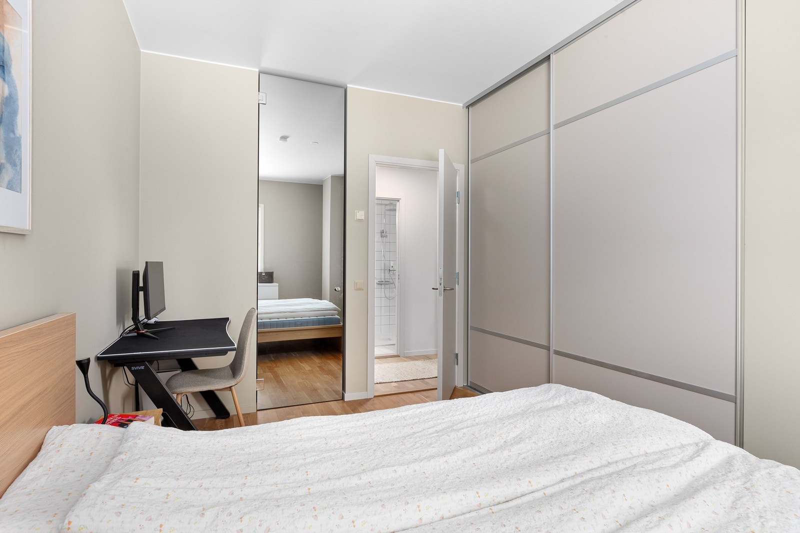 Soverom med skyvedørsgarderobe fra 2023 Galleribilde