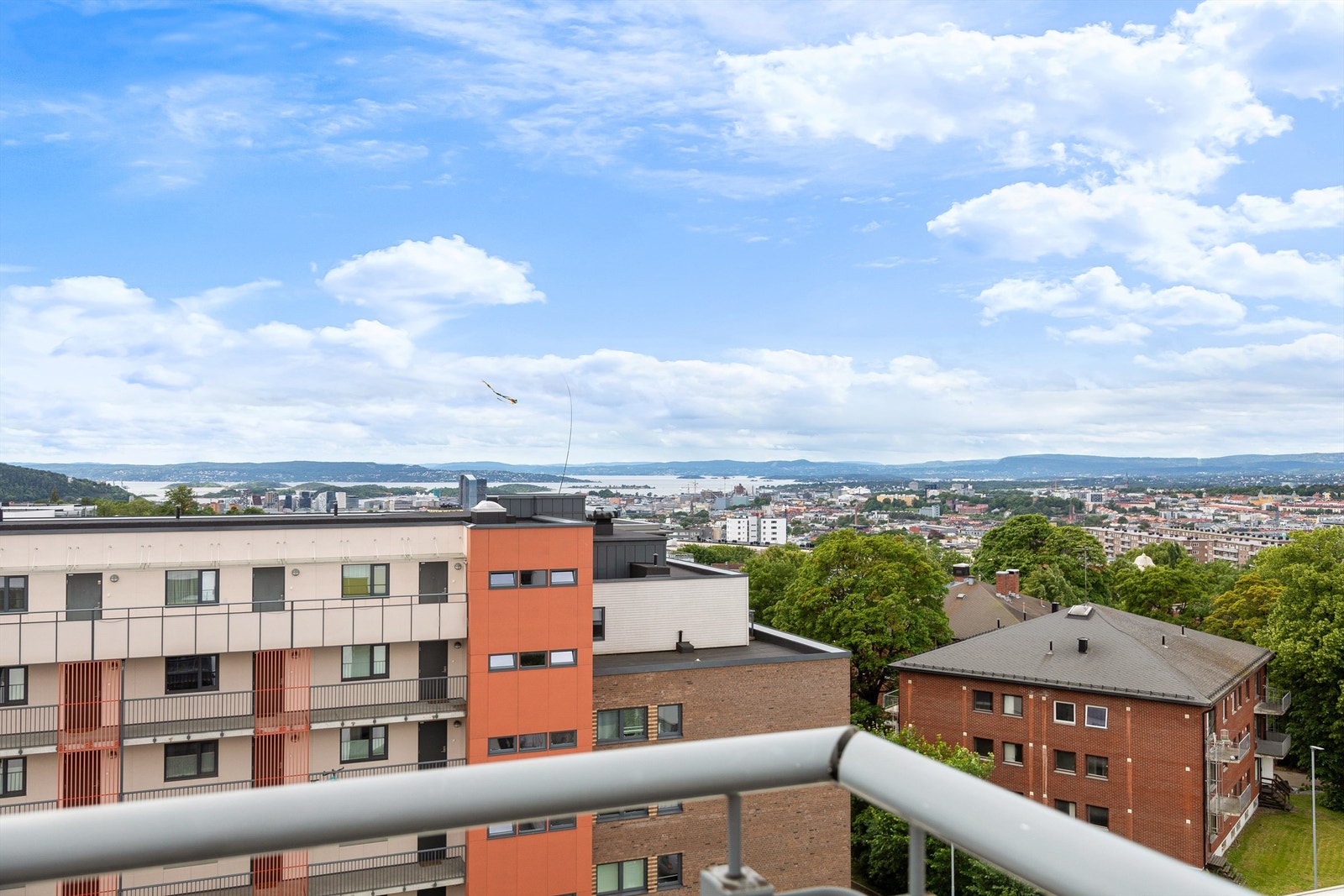 Fra takterrassen ser du til Oslofjorden, Nesodden, sentrum, Oslo vest og videre til Bærum Galleribilde