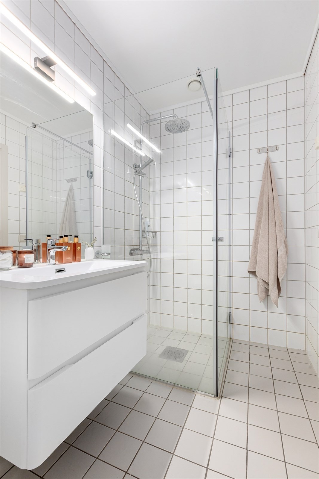 Badet er på ca. 4 kvm og har god planløsning Galleribilde