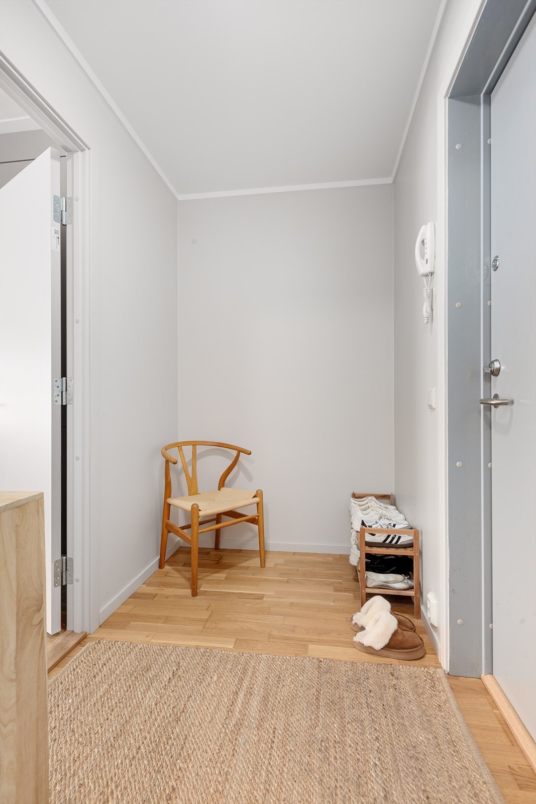 Entré med direkte adkomst til garderoberom Galleribilde