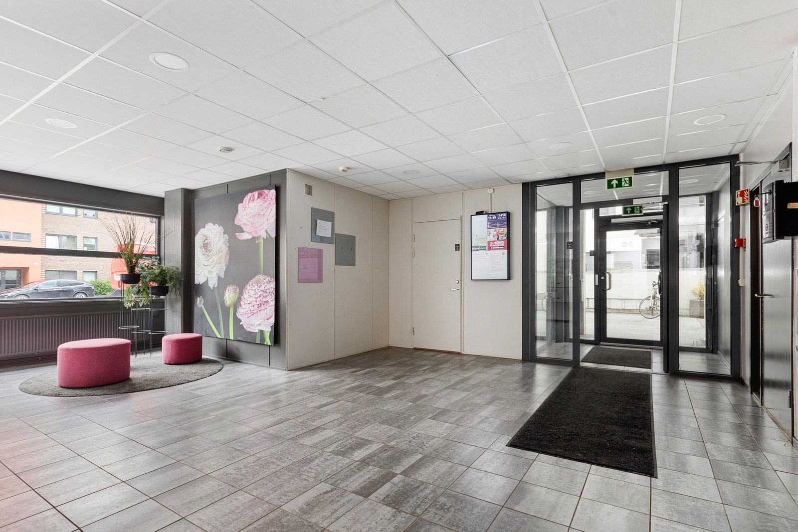 Innbydende hall ved inngangspartiet Galleribilde