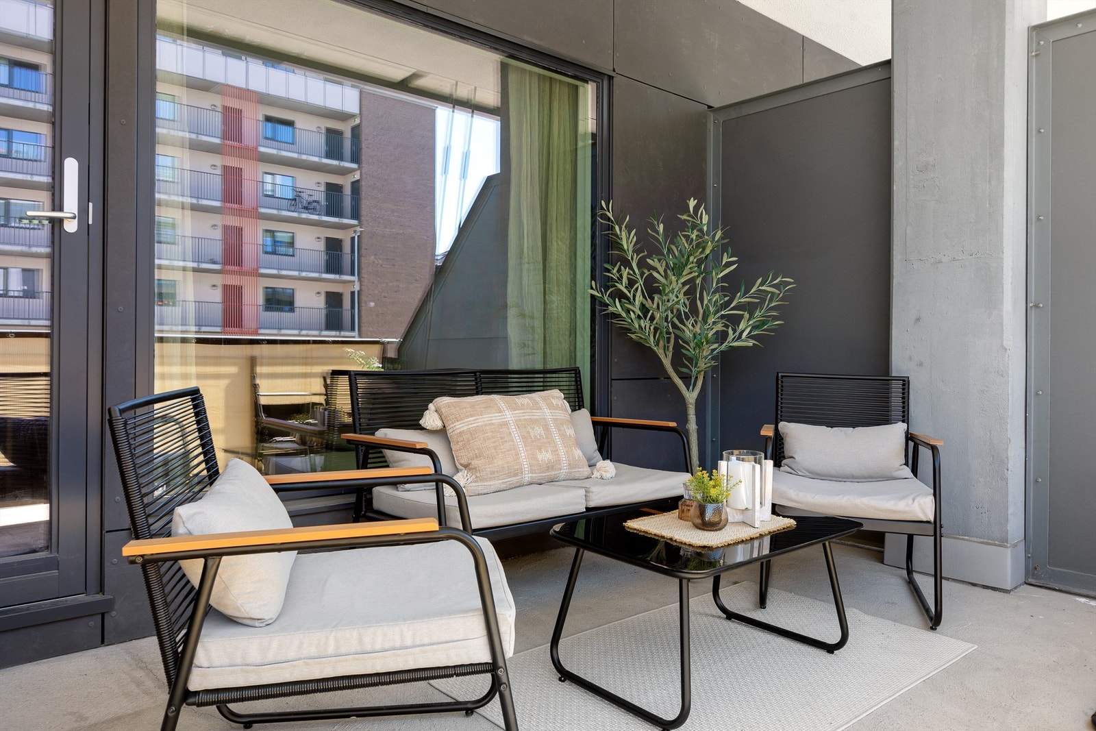 Balkongen har plass til sittegruppe og gassgrill Galleribilde