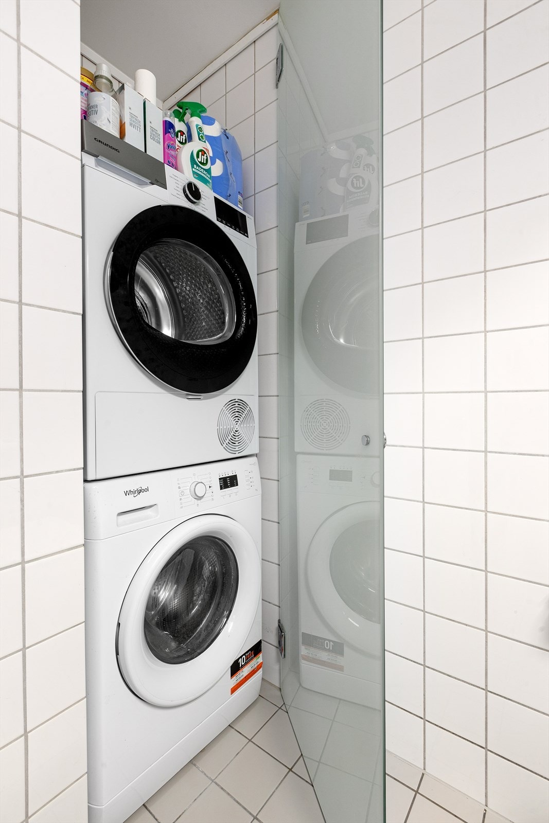 Praktisk plass til vaskemaskin og tørketrommel på badet Galleribilde