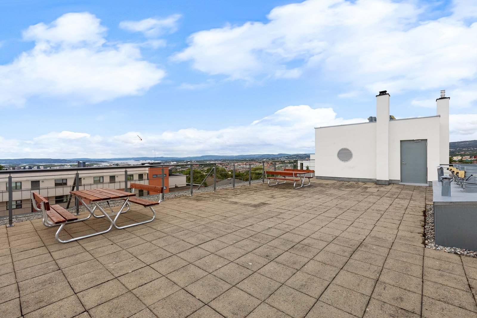 Stor felles takterrasse med sittegrupper Galleribilde