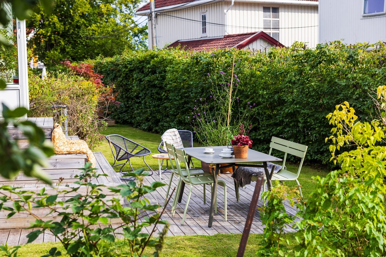 Til hver seksjon medfølger det disposisjonsrett til utearealene iht. vedlagte kart til vedtektene. Galleribilde