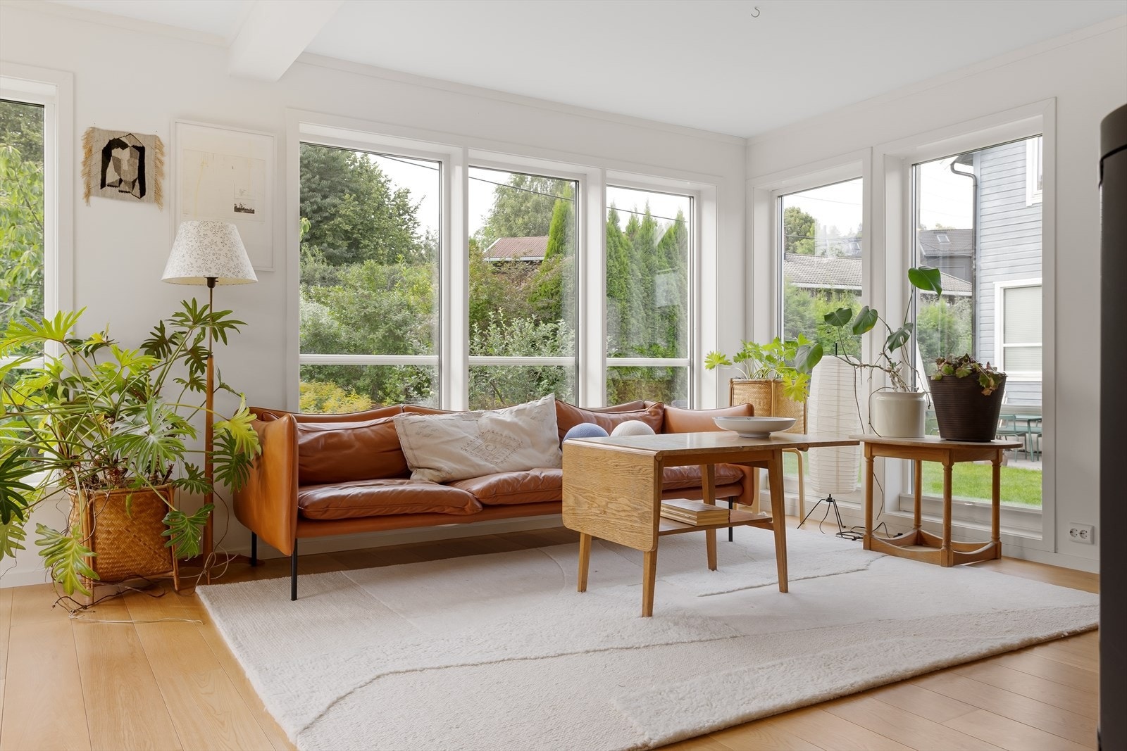 Det er store vindusflater primært vendt mot grøntarealer. De store vindusflatene gir en herlig romfølelse. Galleribilde