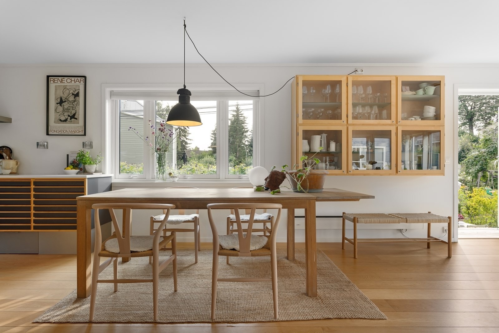 God plass til langbord i spisestuen. Galleribilde