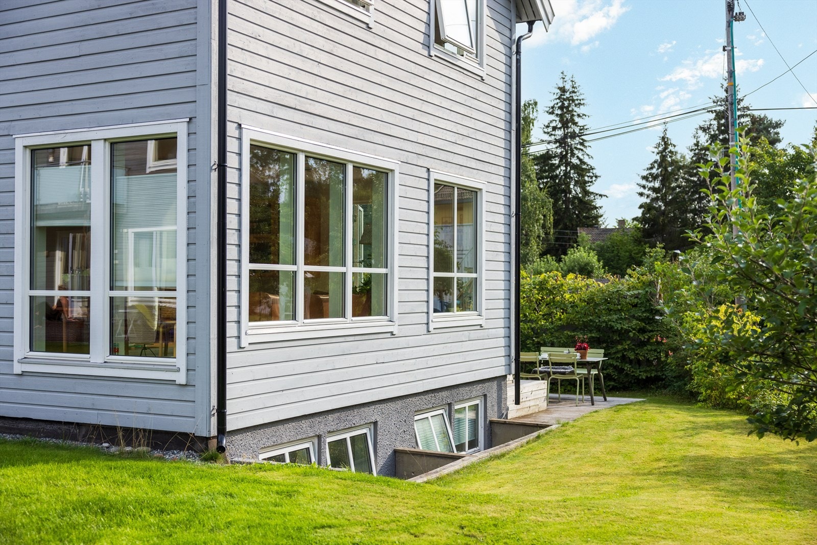 Store og flotte vinduer med innvendig solskjerming som følger på flere av vinduene. Galleribilde