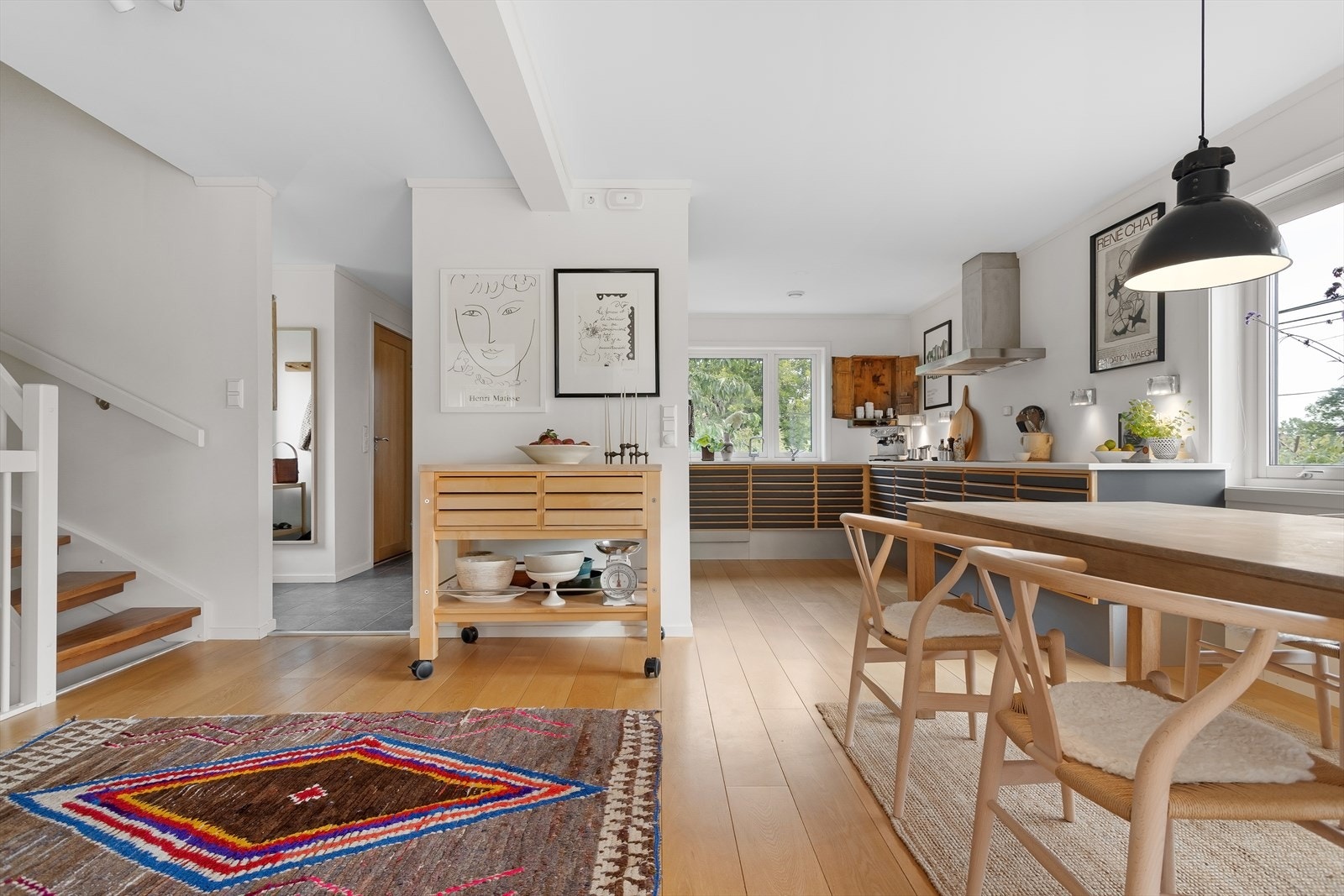 God plass for ekstra oppbevaring i plassen mellom trapperom og spiseavdelingen. Galleribilde