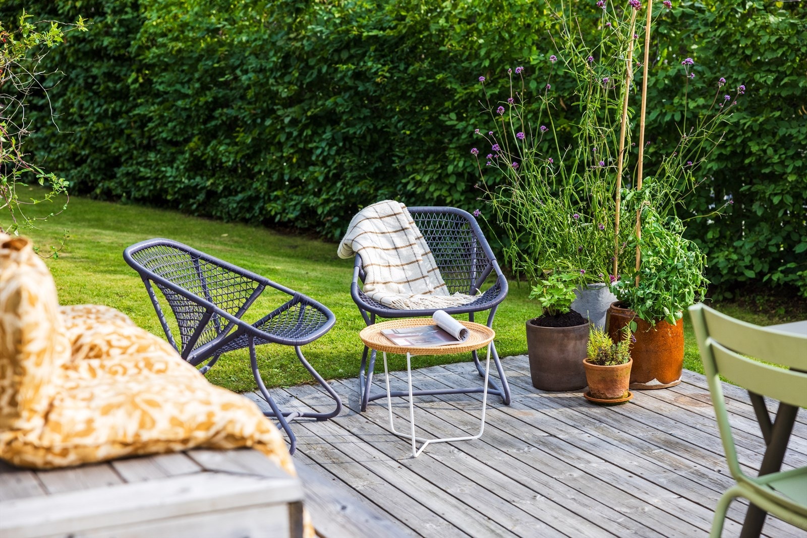 Selger har anlagt terrasseplatting i hagen. Galleribilde