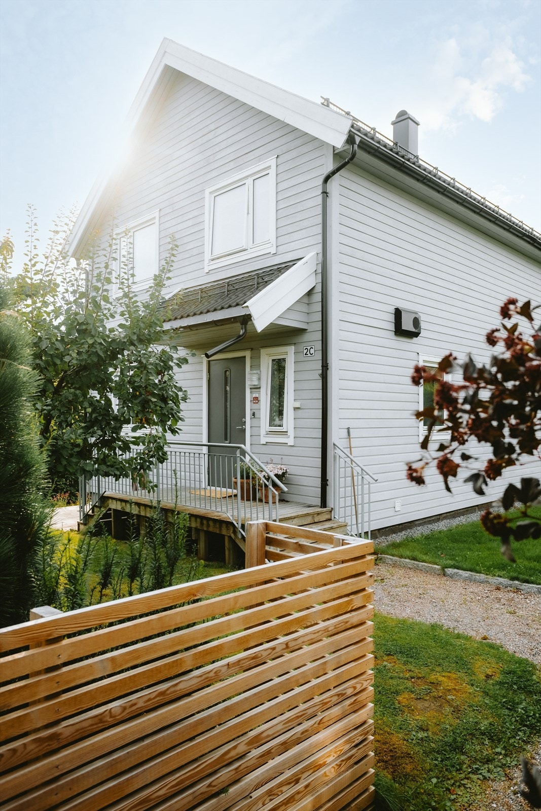 Gruslagt og fint inngangsparti til huset. Galleribilde