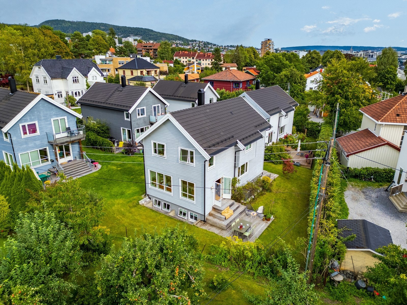 Boligen har en nydelig beliggenhet i rolige og skjermede omgivelser på Bakkehaugen/ Søndre Tåsen. Galleribilde