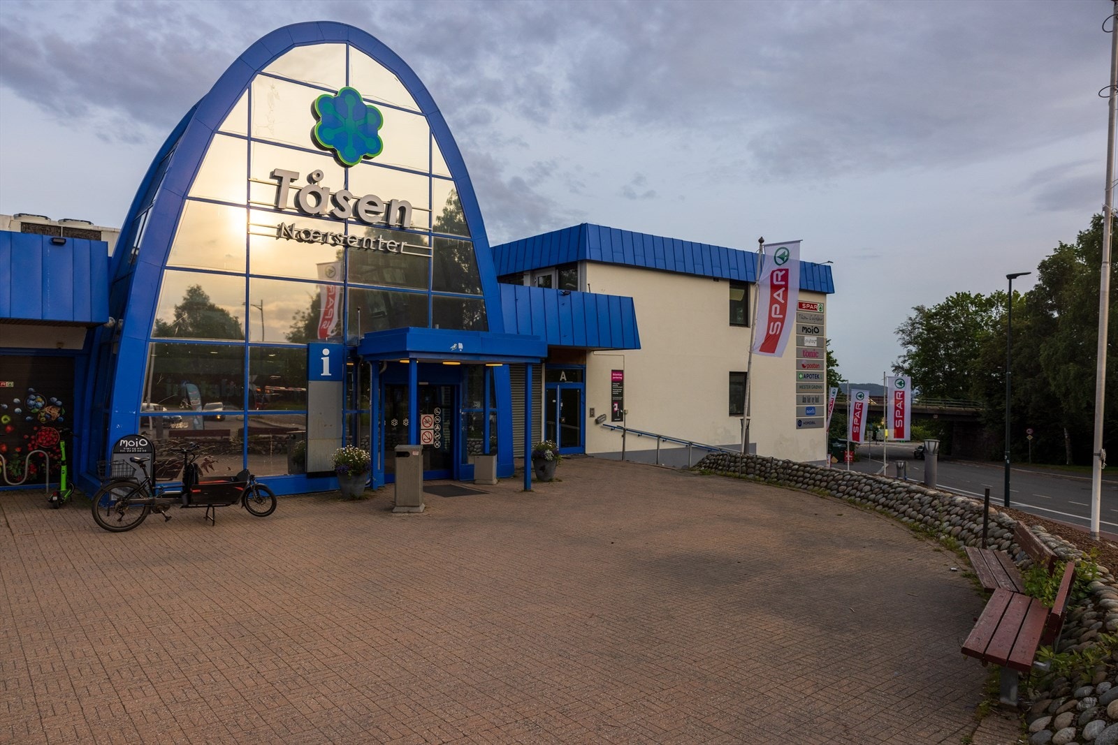 500 meter oppi gaten finner du Tåsen nærsenter. Galleribilde