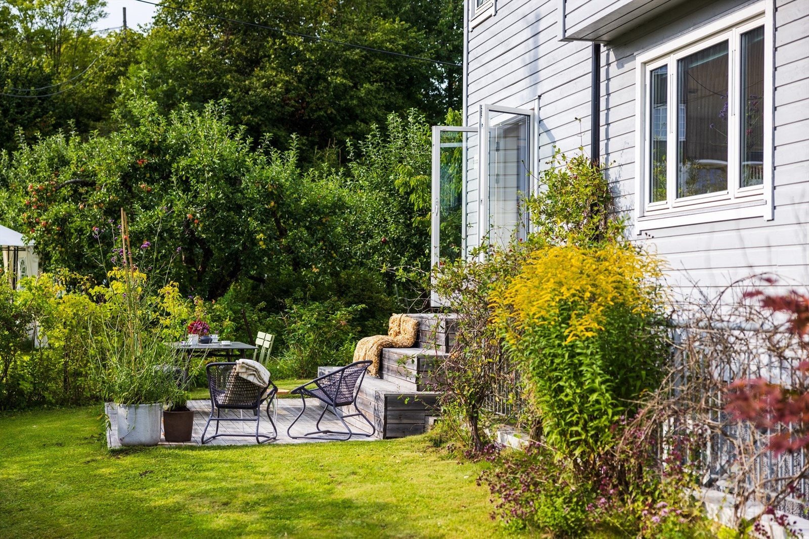 Velkommen til Bergrådveien 2C! En nydelig og moderne enebolig (oppført i 2013) med 4 soverom, 2,5 bad, vaskerom og separat inngang til kjeller. Galleribilde