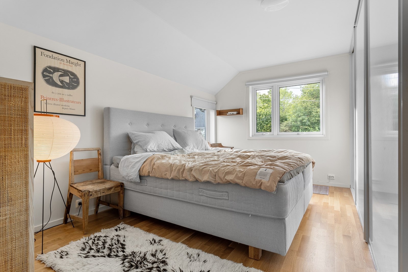 Alle soverommene er av god størrelse. På hovedsoverommet har du blant annet skyvedørsgarderobe som medfølger. Galleribilde