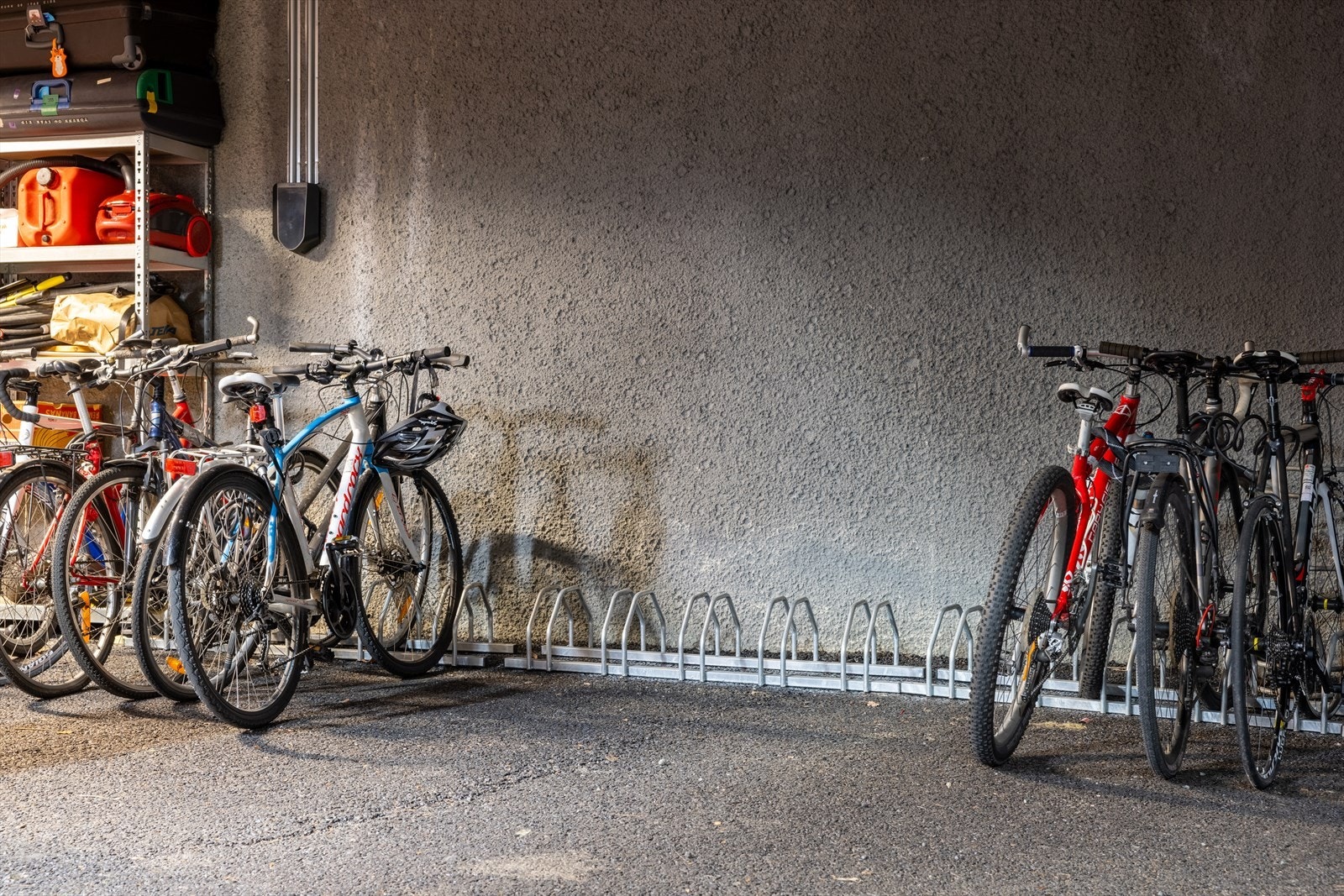 I tillegg er det felles sykkelparkering i garasjeanlegget for alle seksjonene. Galleribilde