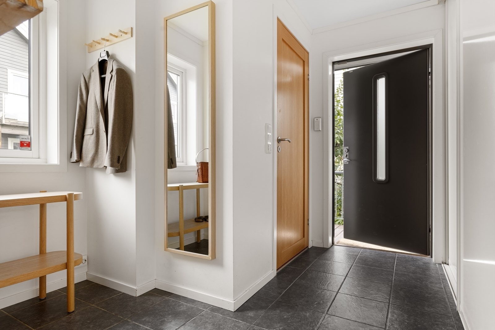 Velkommen inn! Romslig gang med gjestetoalett og skyvedørsgarderobe. Galleribilde