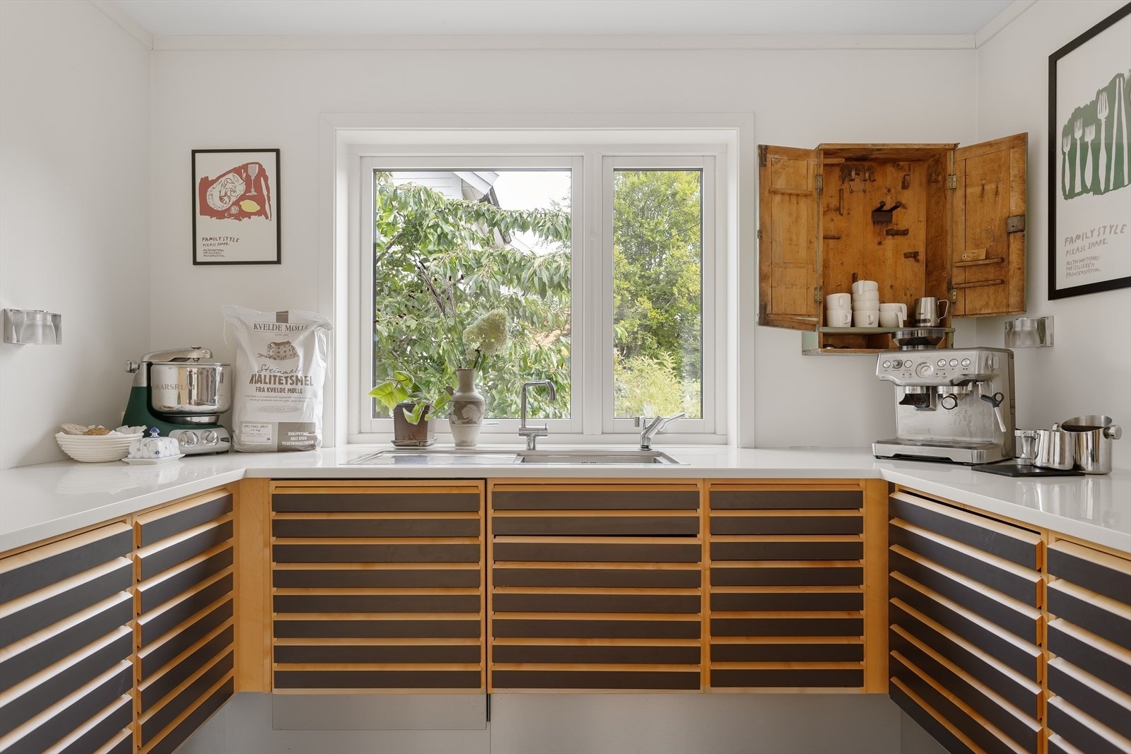 Skjermet og fin utsikt fra kjøkkenvindu. Galleribilde