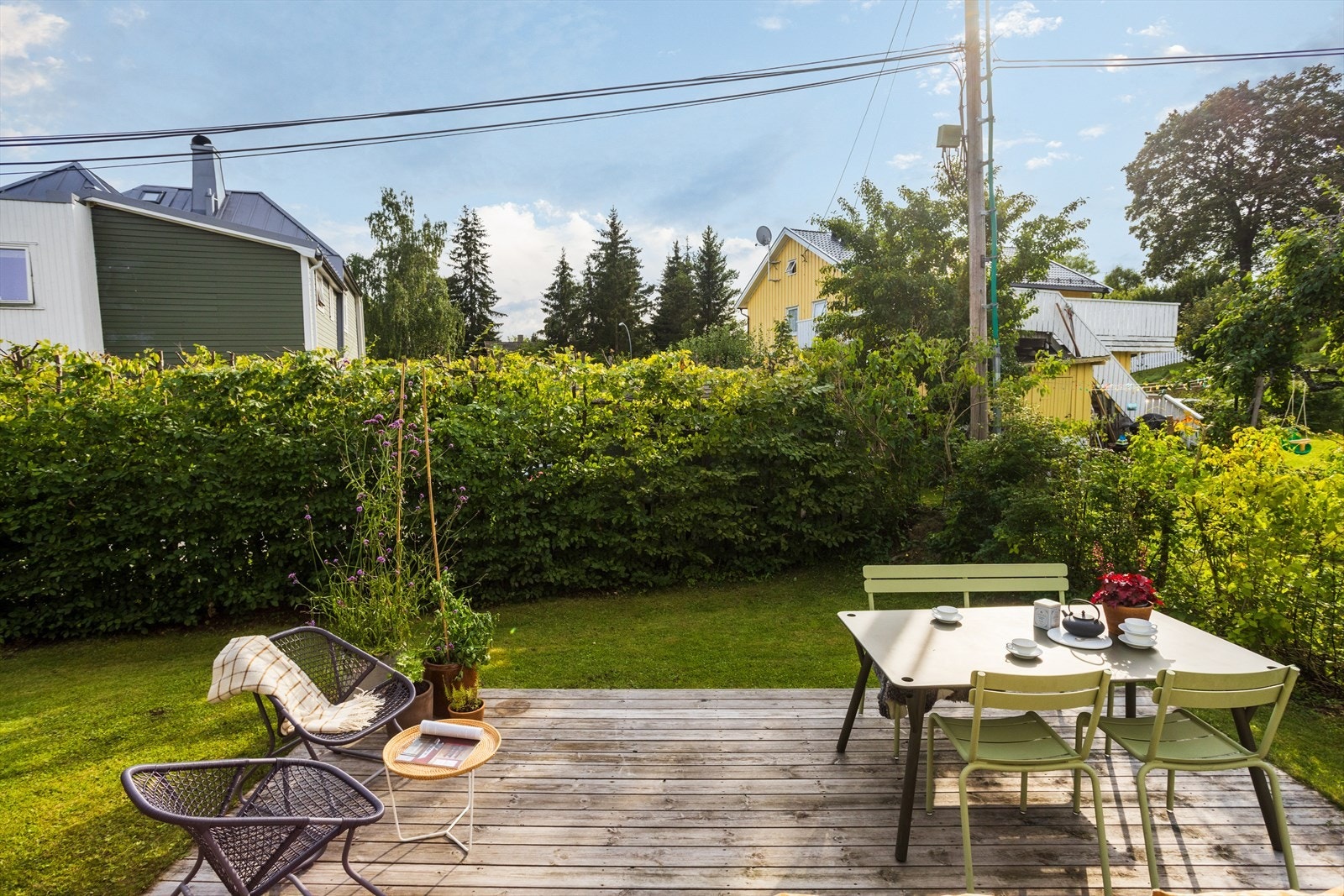 Luftig og skjermet uteplasser med mye grøntarealer som omkranser boligen. Galleribilde