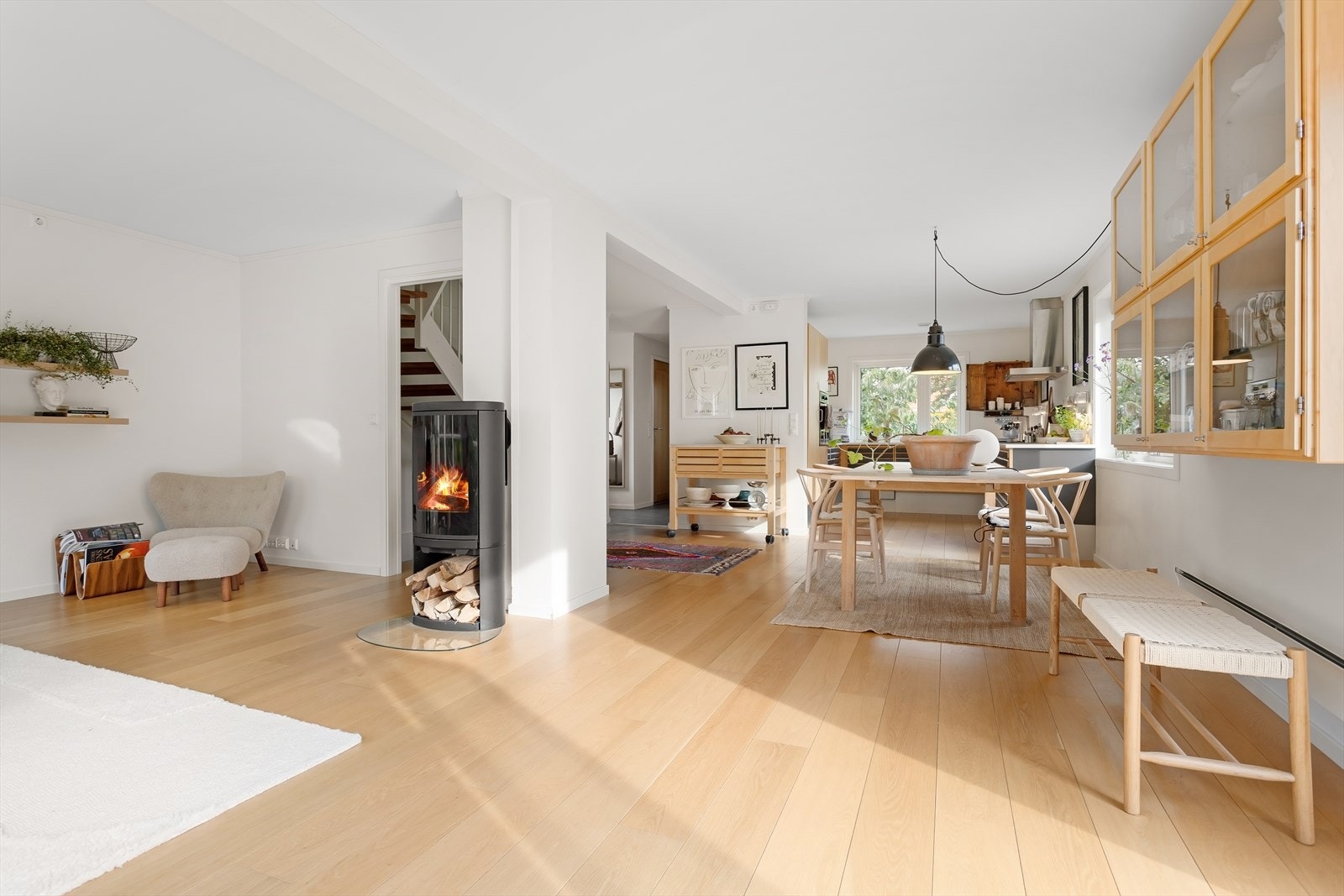 Naturlig plassering av spisebord rett ved kjøkkenet. Galleribilde