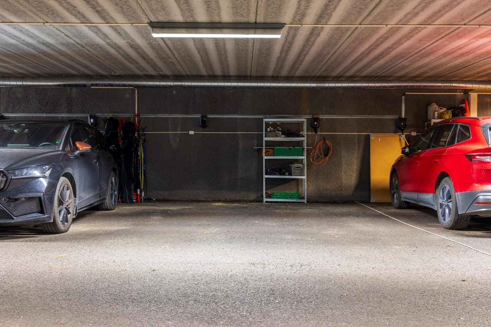 Hver seksjon disponerer 2 parkeringsplasser hver, og for denne seksjonens to parkeringsplasser er det montert opp el-lader på begge plassene (de som har el-bil betaler et månedlig tillegg på 250,- som faktureres over fellesutgiftene). Galleribilde