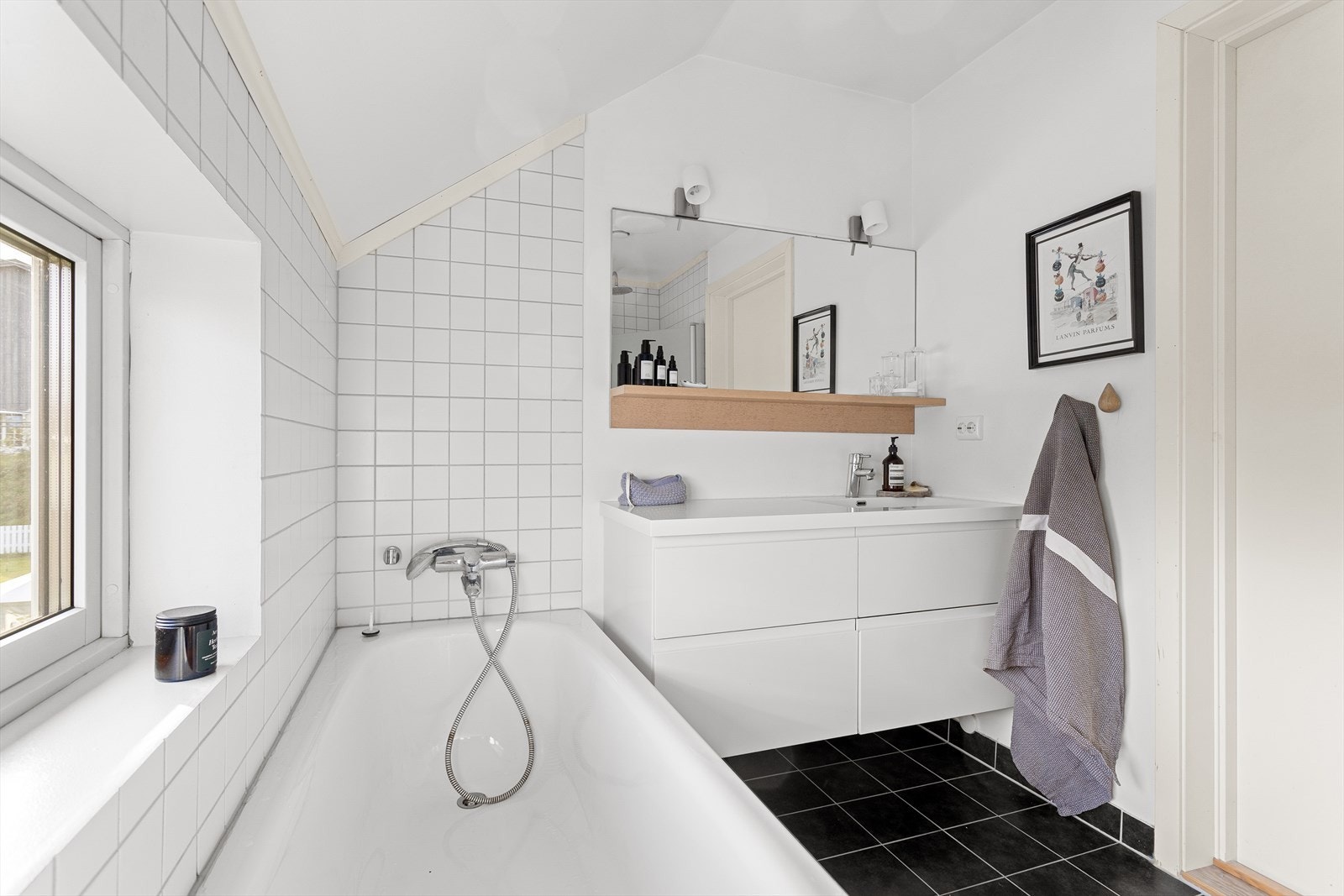 God skapplass på badet. På de travle morgenene hvor flere trenger adkomst til bad er det også viktig å trekke frem at du har separat toalett i 1. etasje, samt at det er montert dusjkabinett på vaskerom i kjeller. Galleribilde