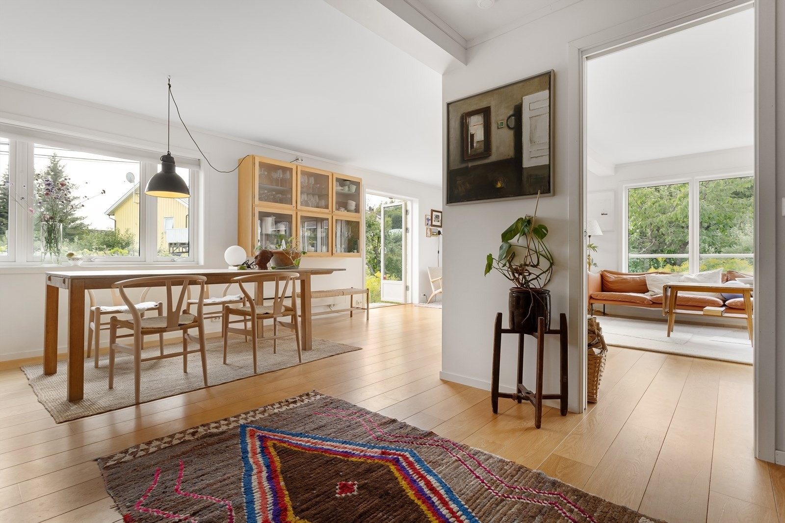 Det er en gjennomgående, åpen og meget god planløsning i huset. Galleribilde