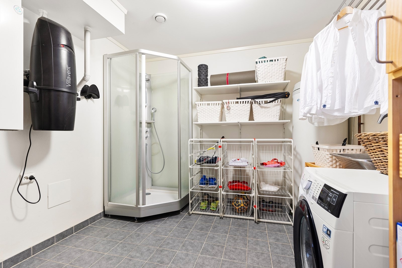 Vaskerommet/ teknisk rom. Selger har fått monert dusjkabinett for å vaske skitne barn etter barnehage eller trening. Galleribilde
