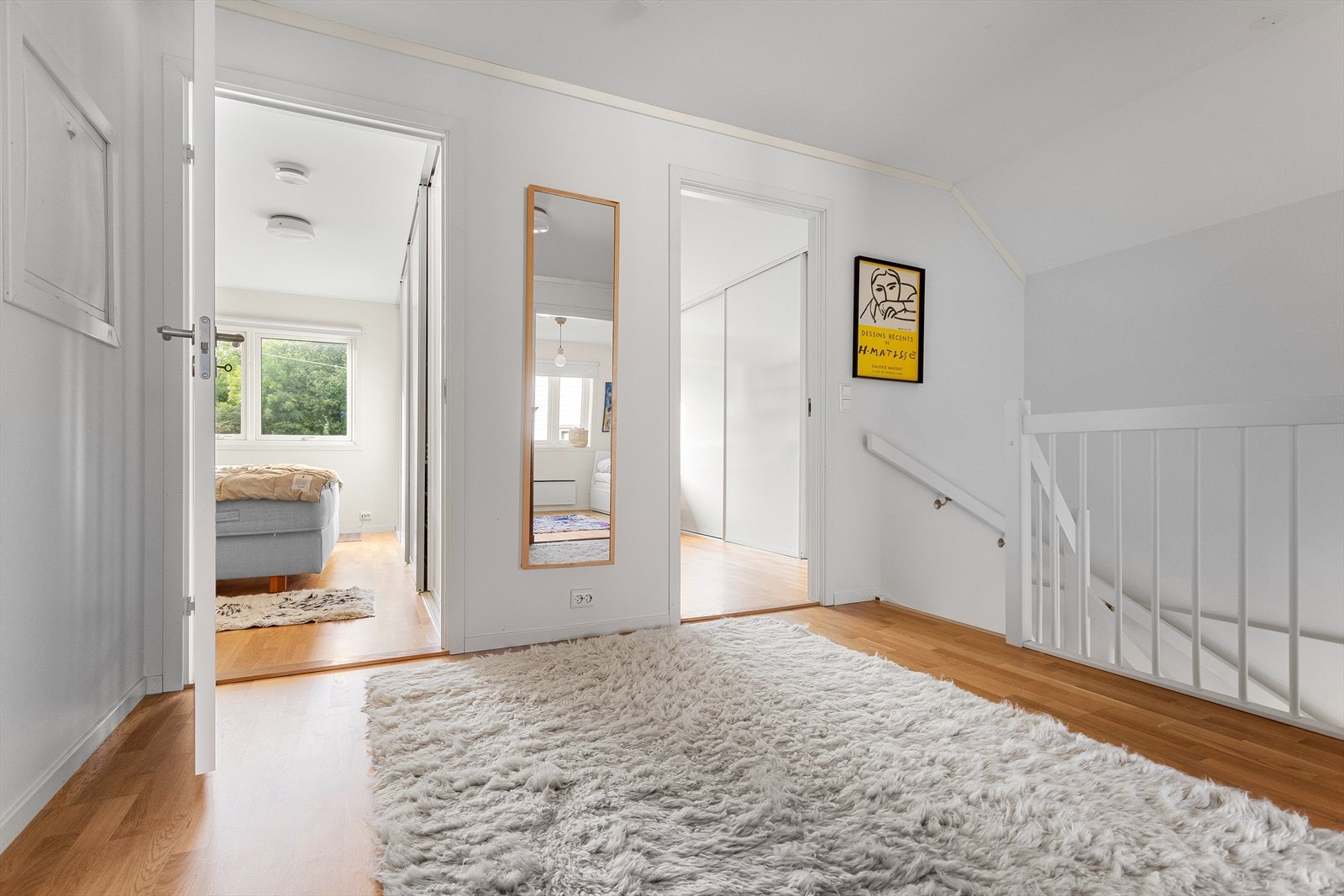 Romslig mellomgang i 2. etasje. Galleribilde