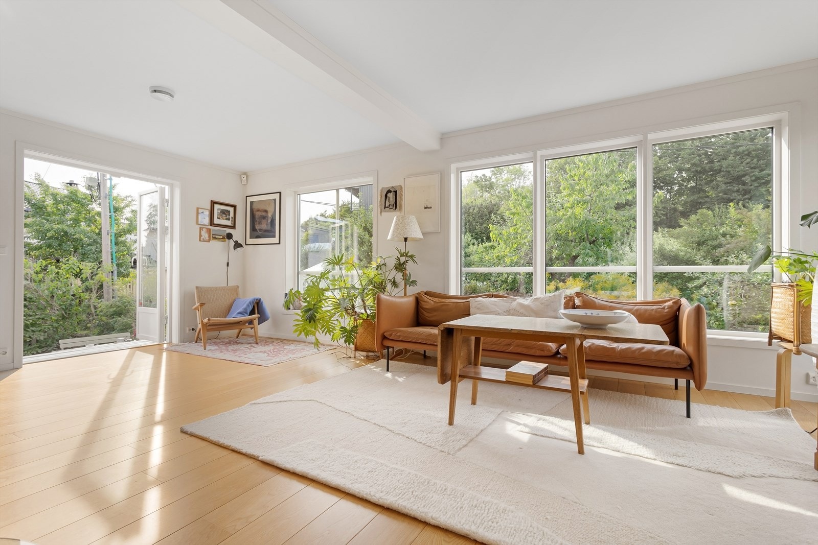 Fra stuen har du direkte utgang til hagen via tofløyet balkongdør. Galleribilde