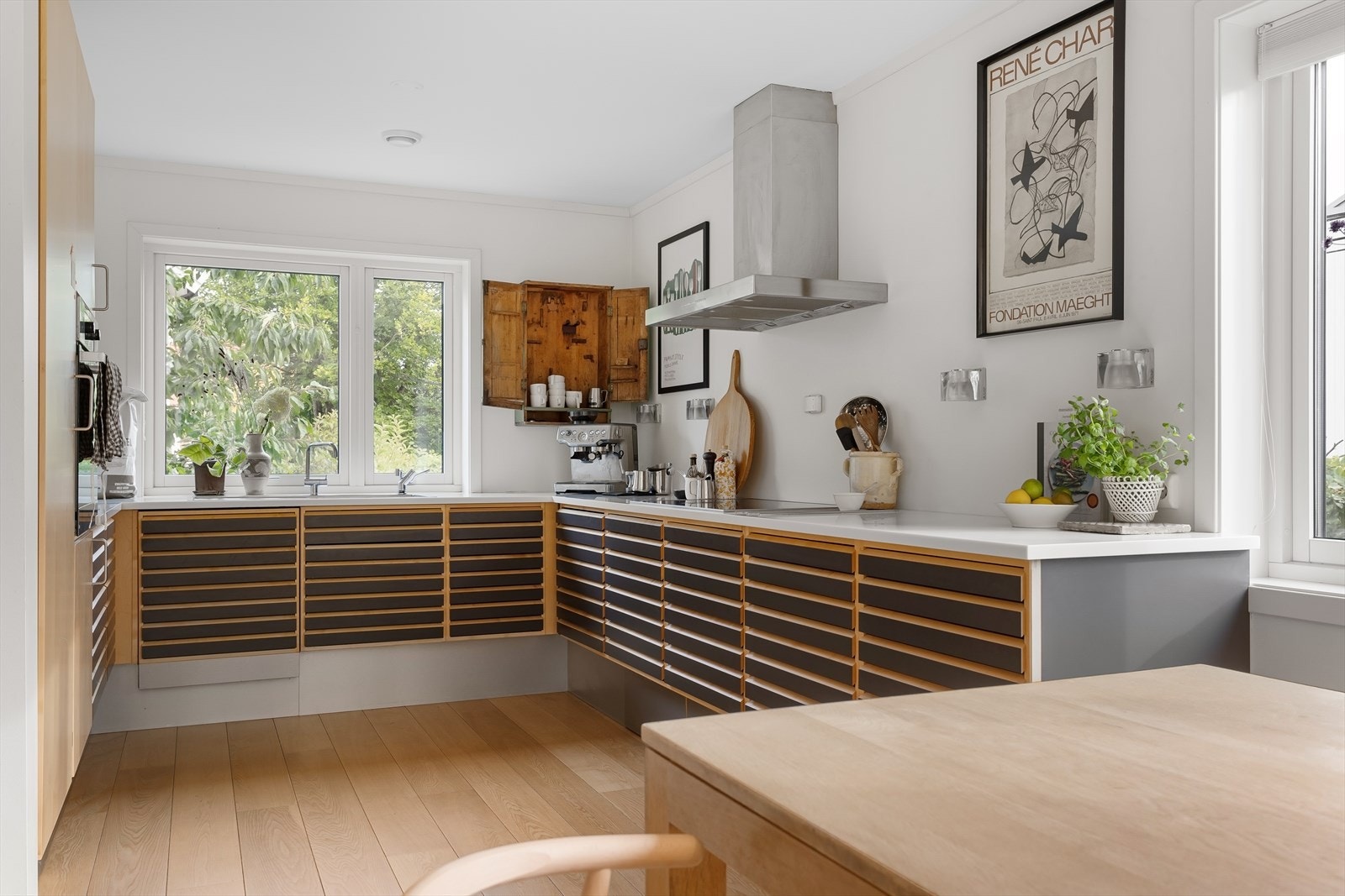 Alle hvitevarene på kjøkkenet er integrert og medfølger boligen. Ventilasjon med avtrekk ut fra kjøkken. Galleribilde