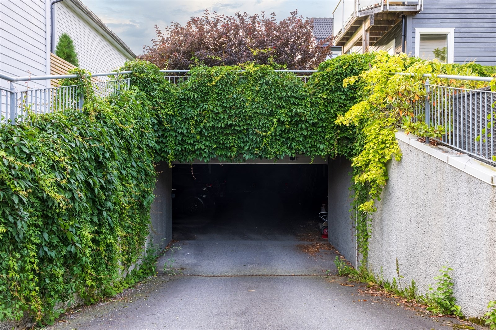 Nedkjørsel til felles garasjeanlegg under bakken. Galleribilde