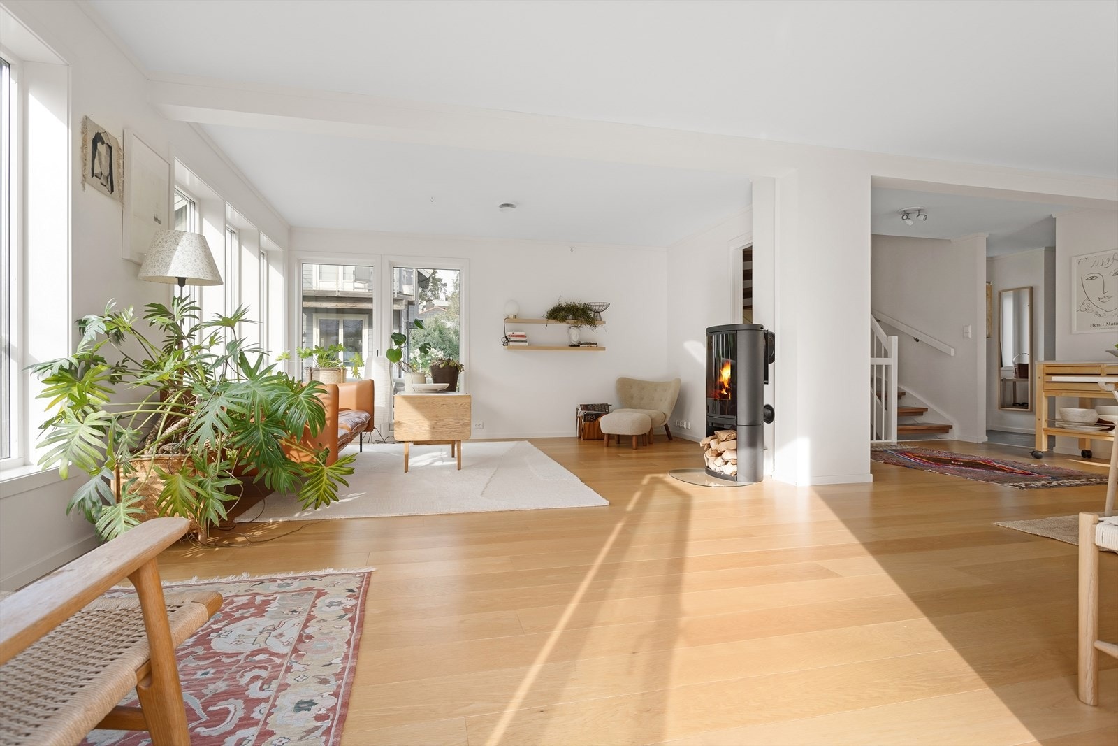 Det er montert balansert ventilasjonsanlegg i boligen, samt rentbrennende peisovn i stue. Forøvrig strømoppvarming via delvis panelovner og delvis gulvvarme. Galleribilde