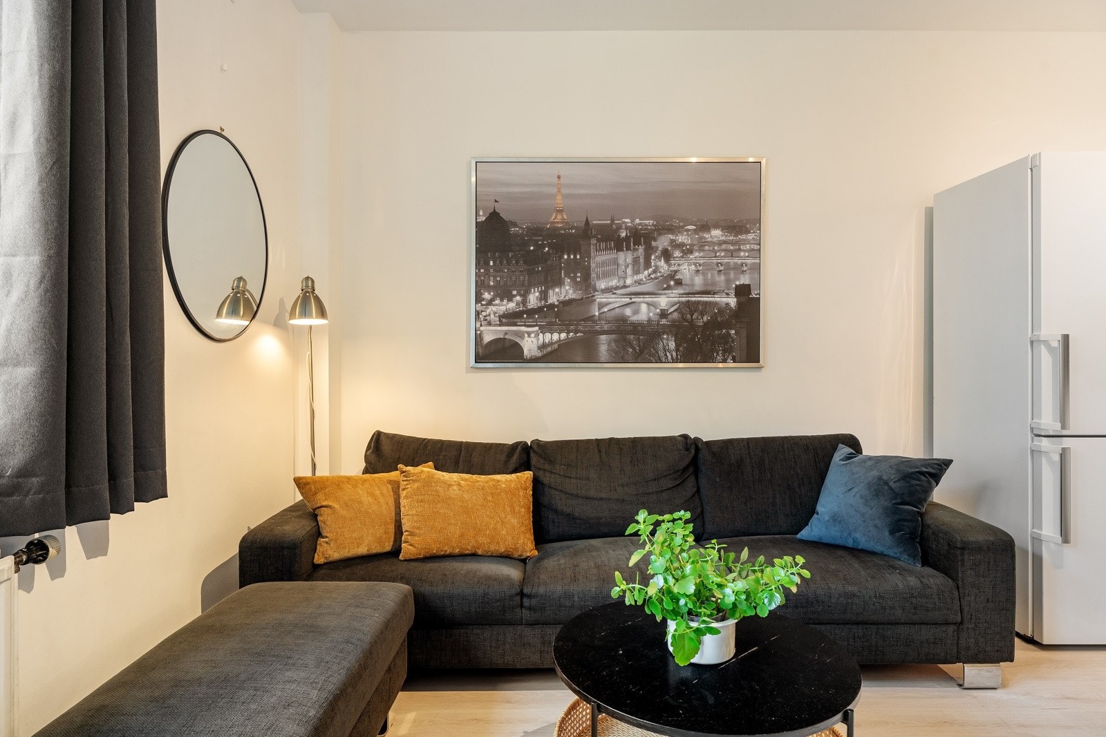 Lys og trivelig stue med plass til sofagruppe, sofabord og underholdningsavdeling. Galleribilde