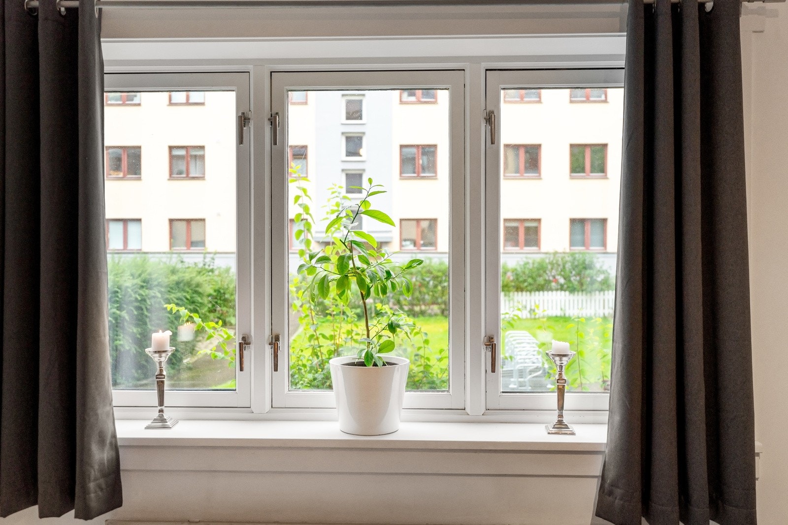 Stor vindusflater som slipper til rikelig med naturlig lys. Galleribilde
