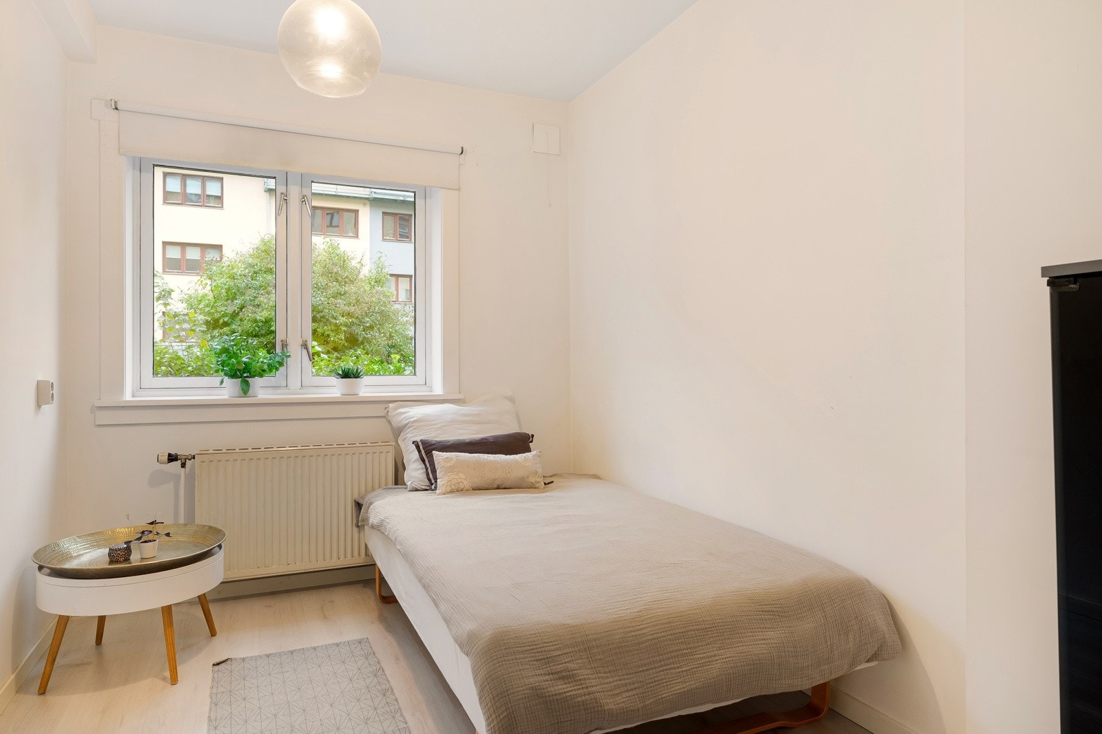 Soverom nummer to har plass til dobbeltseng, nattbord og garderobeskap. Galleribilde