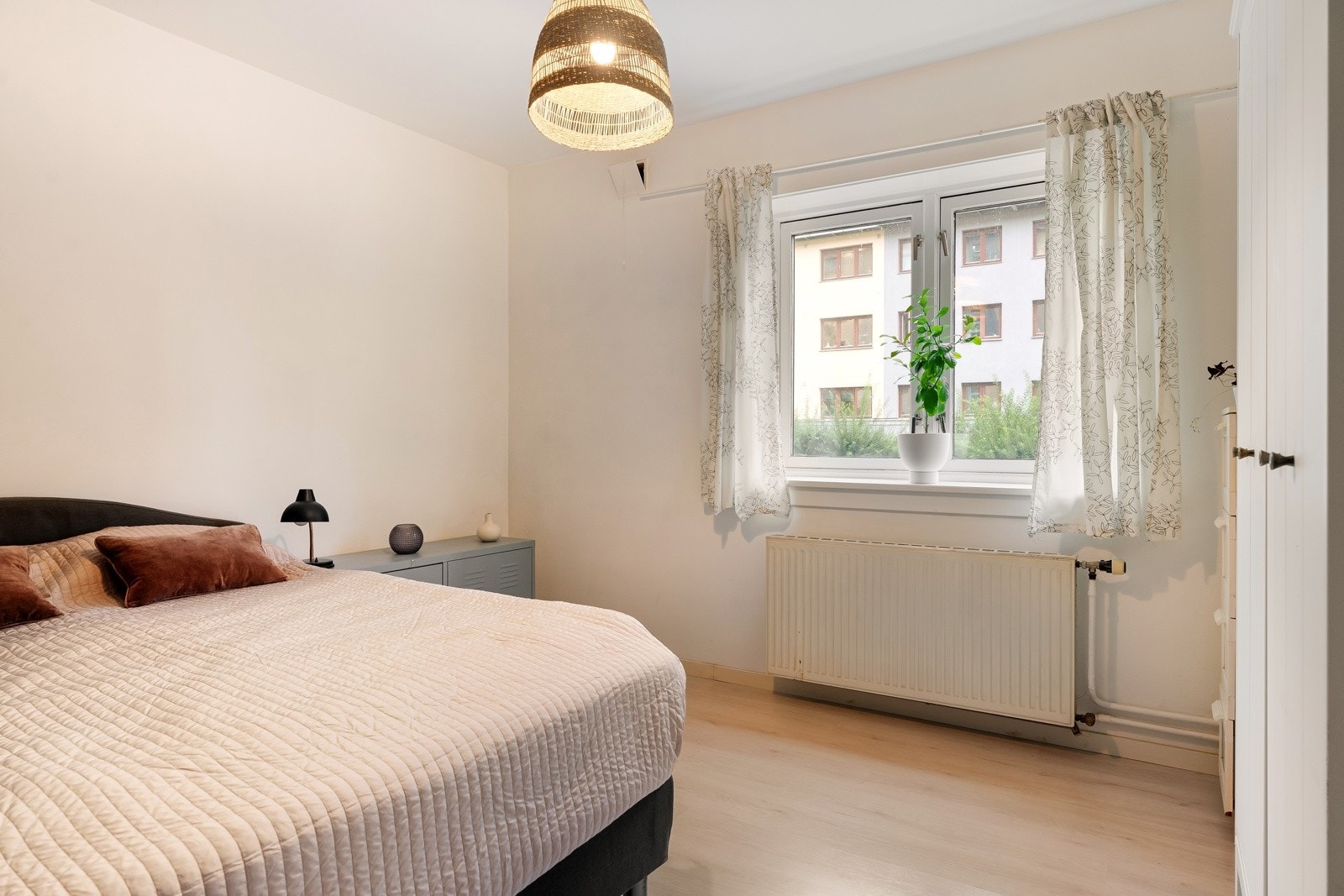 Hovedsoverommet er av god størrelse med plass til dobbeltseng, nattbord og kommode. Galleribilde
