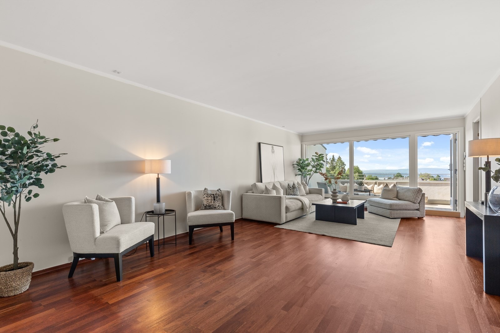 Stuen er romslig og med god plass til sofagruppe og spisestue Galleribilde