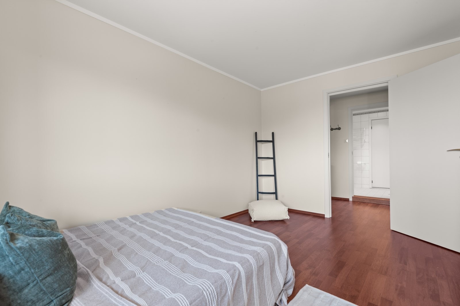 Sov 3 har gjennomgang til garderoberom og bad Galleribilde