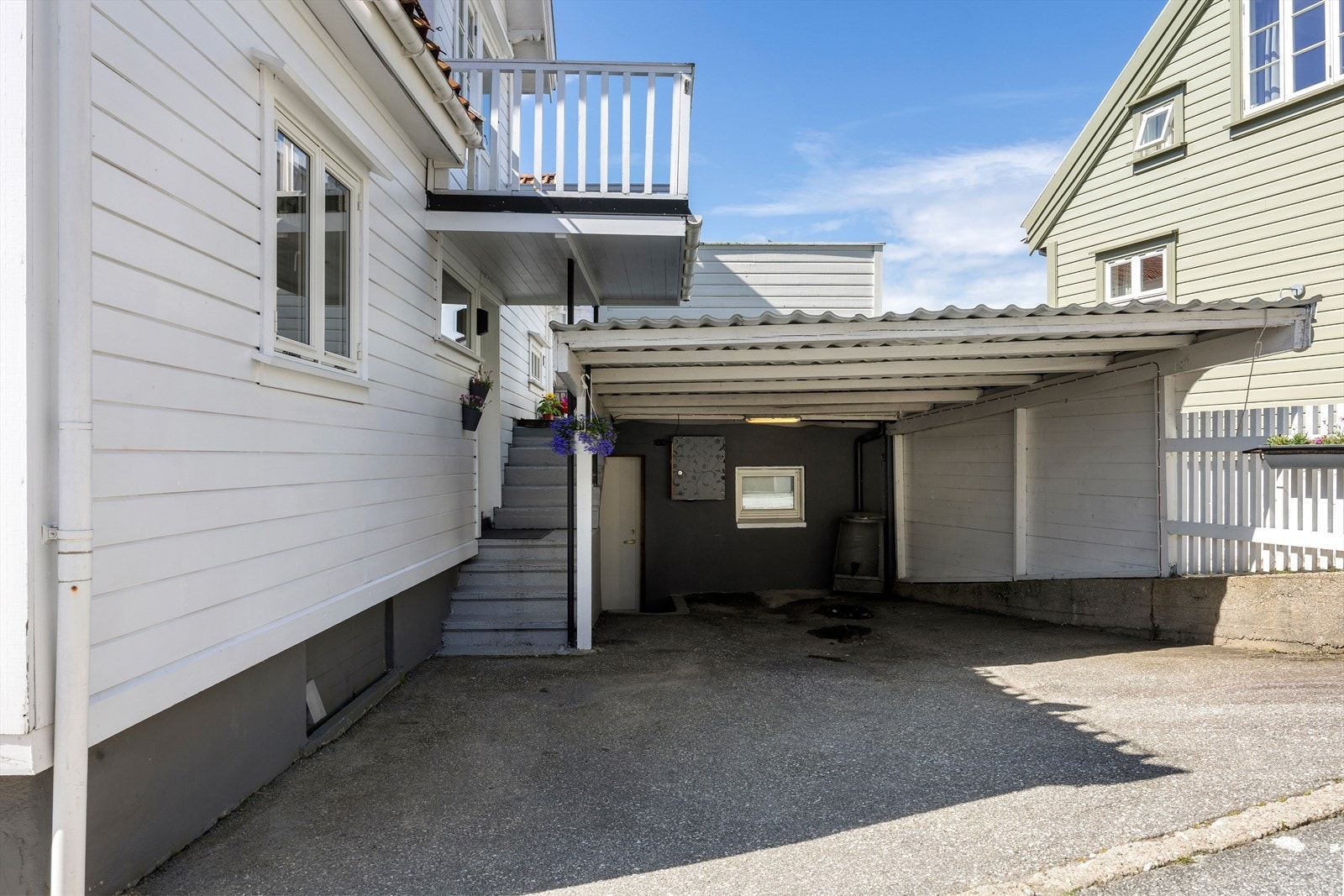 Felles gårdsrom og carport med naboeiendom Galleribilde