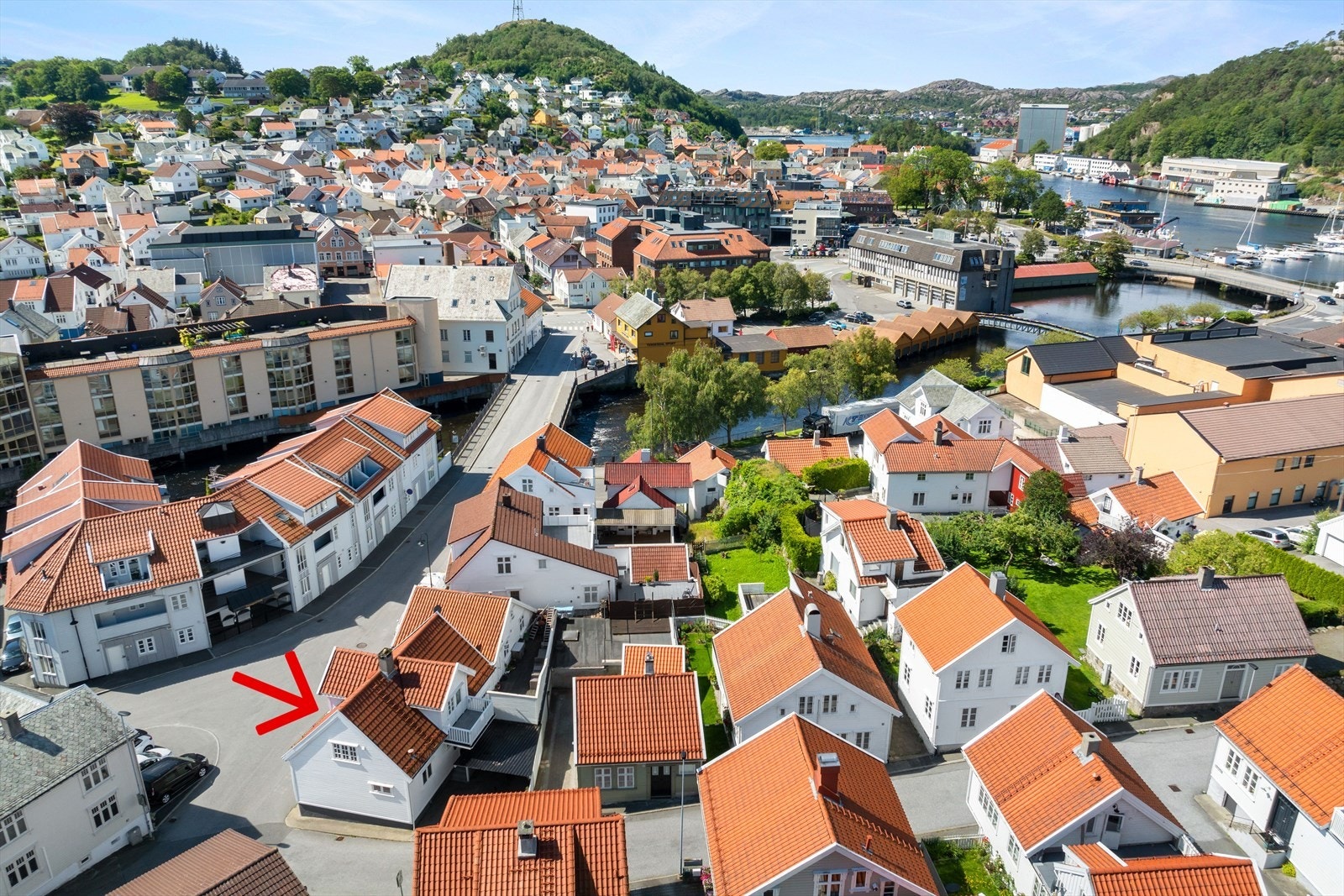 Fra boligen er det få minutters gange til butikker koselig kafeèr og kjøpesenter Galleribilde