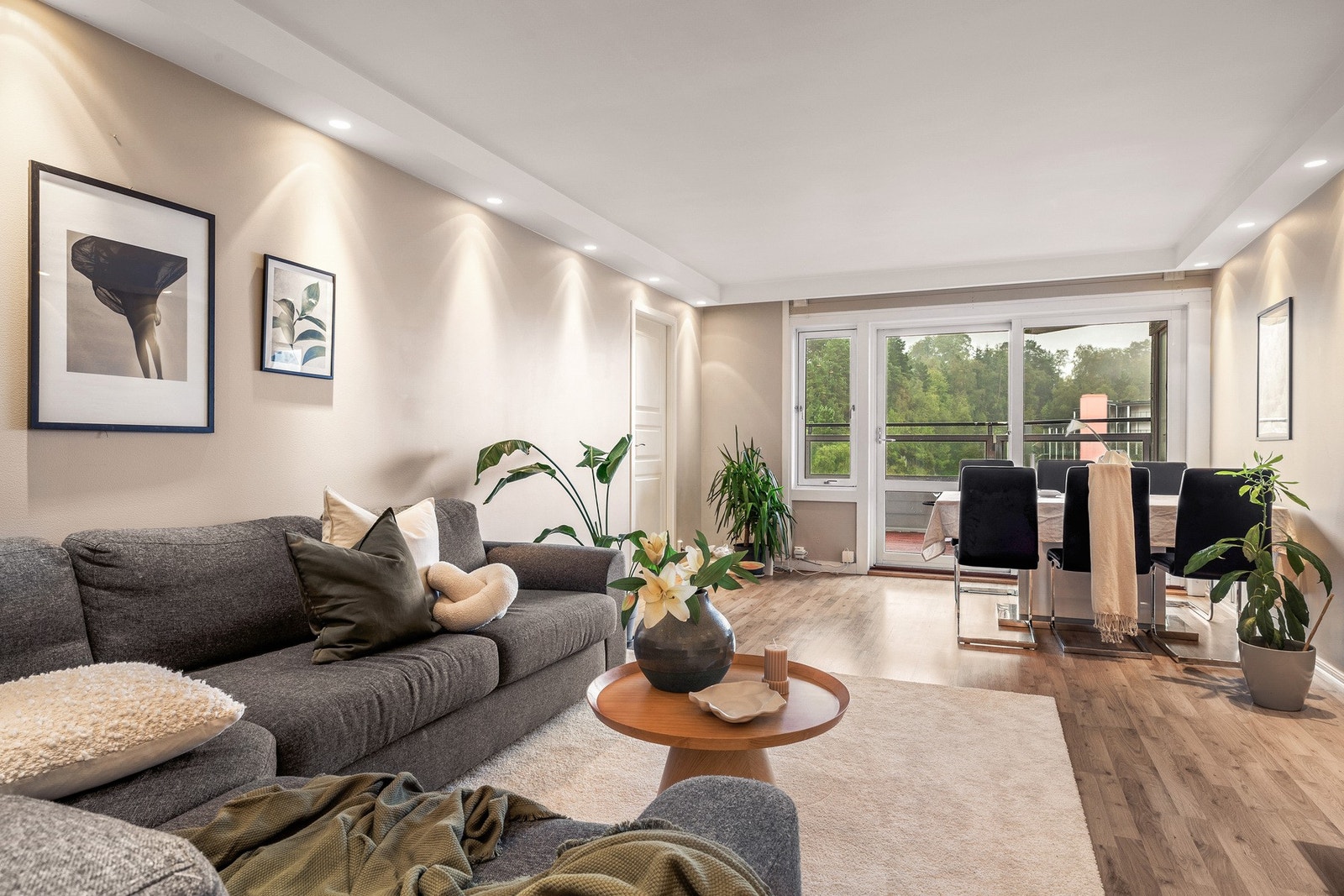 Stuen måler hele 24,25 kvm noe som gir god plass til ulike møbleringsløsninger Galleribilde