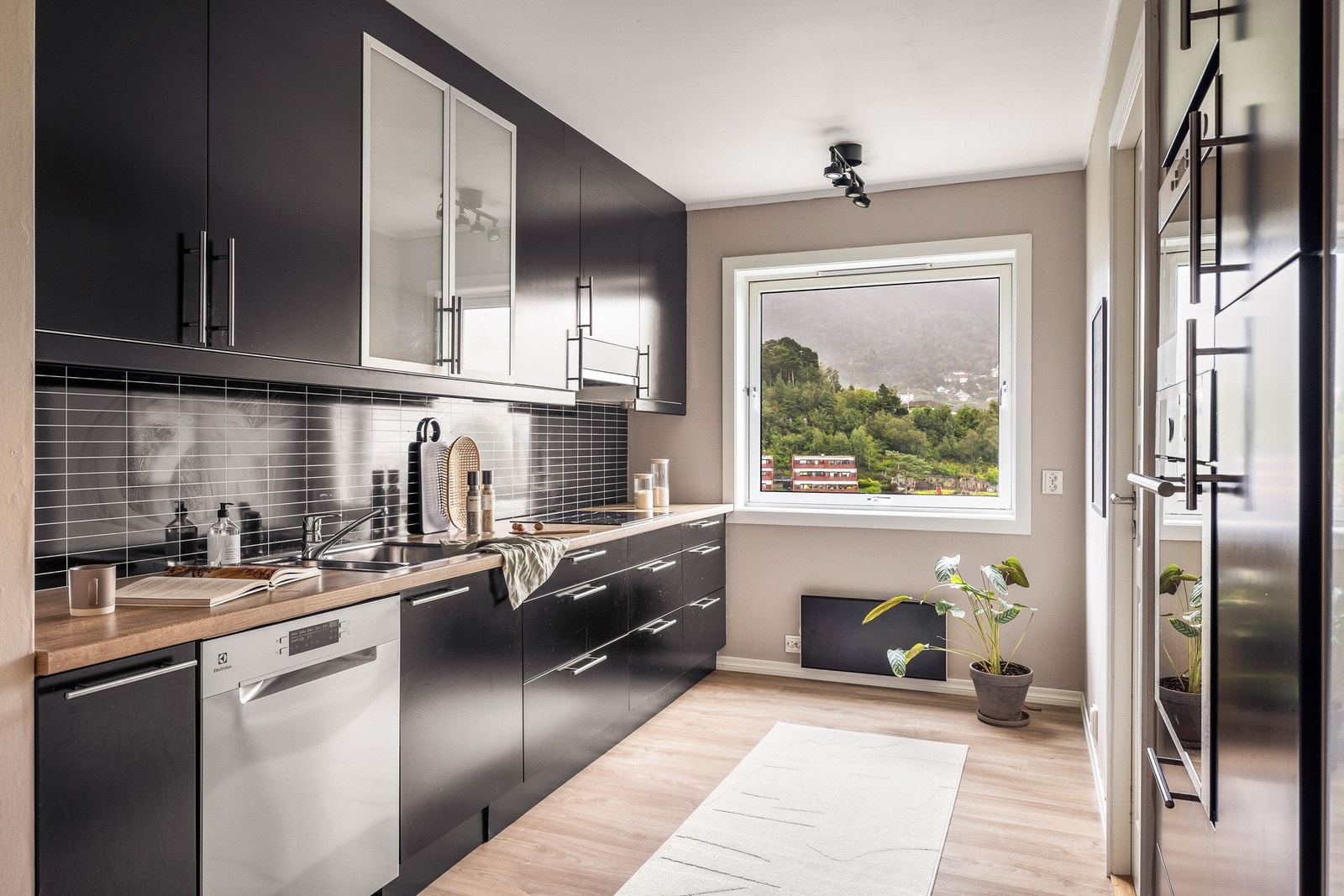 Stort og moderne kjøkken med godt med skap- og benkeplass Galleribilde