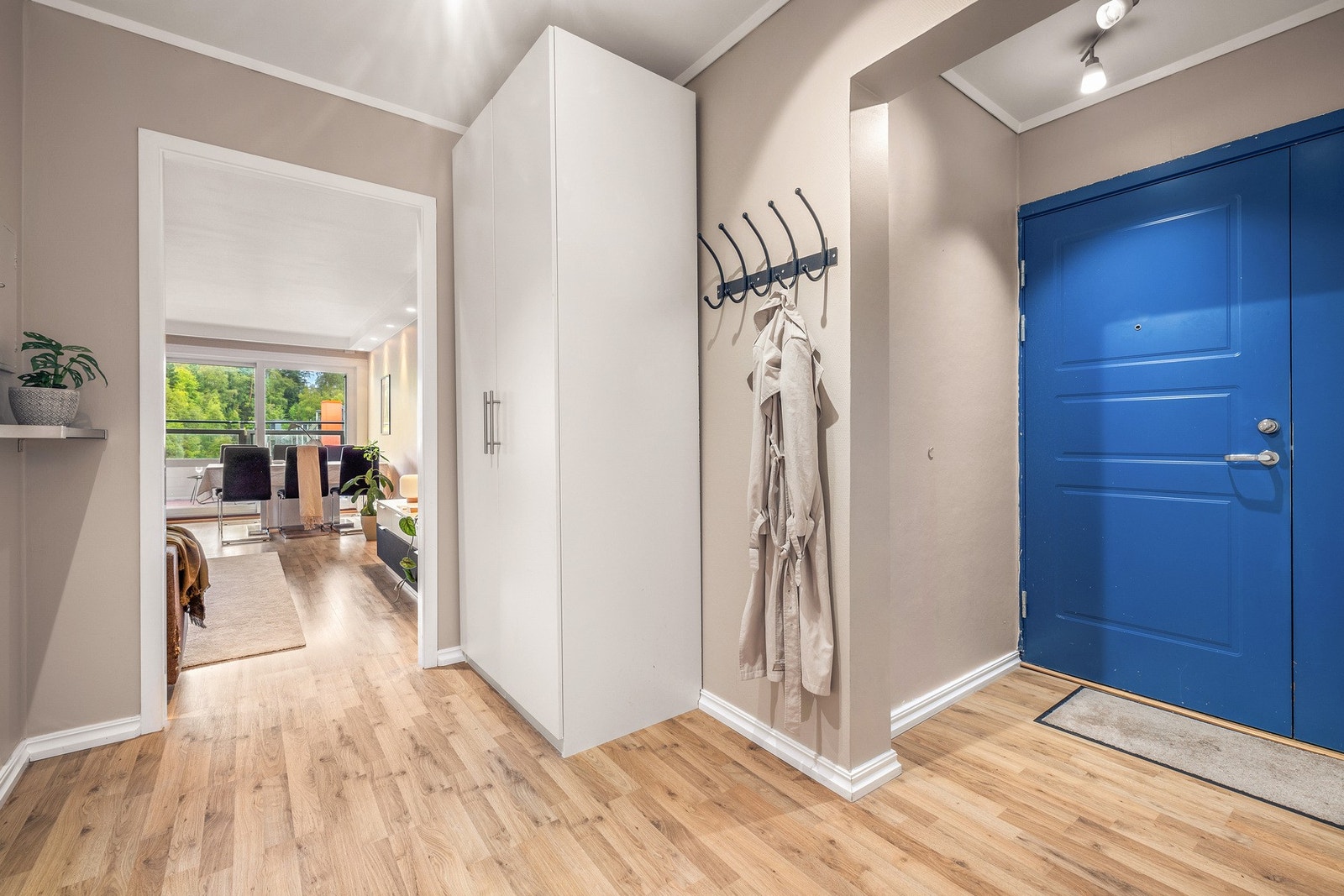 Fra entréen ledes man inn til stuen Galleribilde