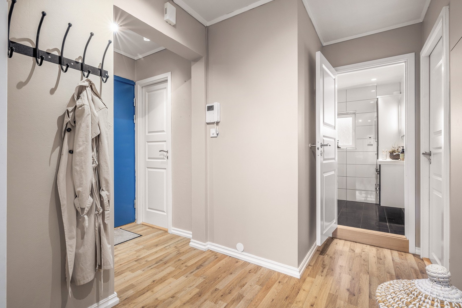 Fra entréen har en adkomst til badet Galleribilde