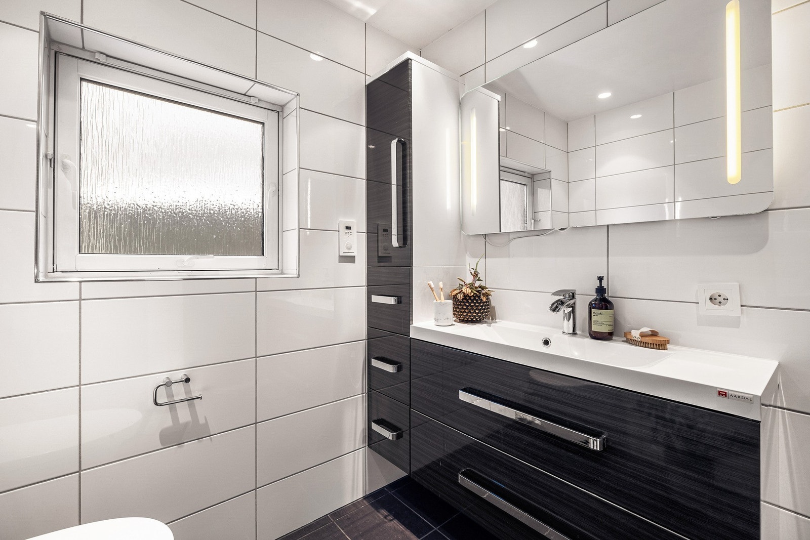 Godt med oppbevaringsplass på badet Galleribilde