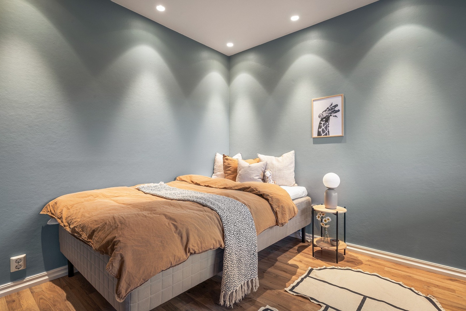 Soverom nummer tre har adkomst fra stuen og egner seg godt som barnerom eller f.eks. kontor Galleribilde