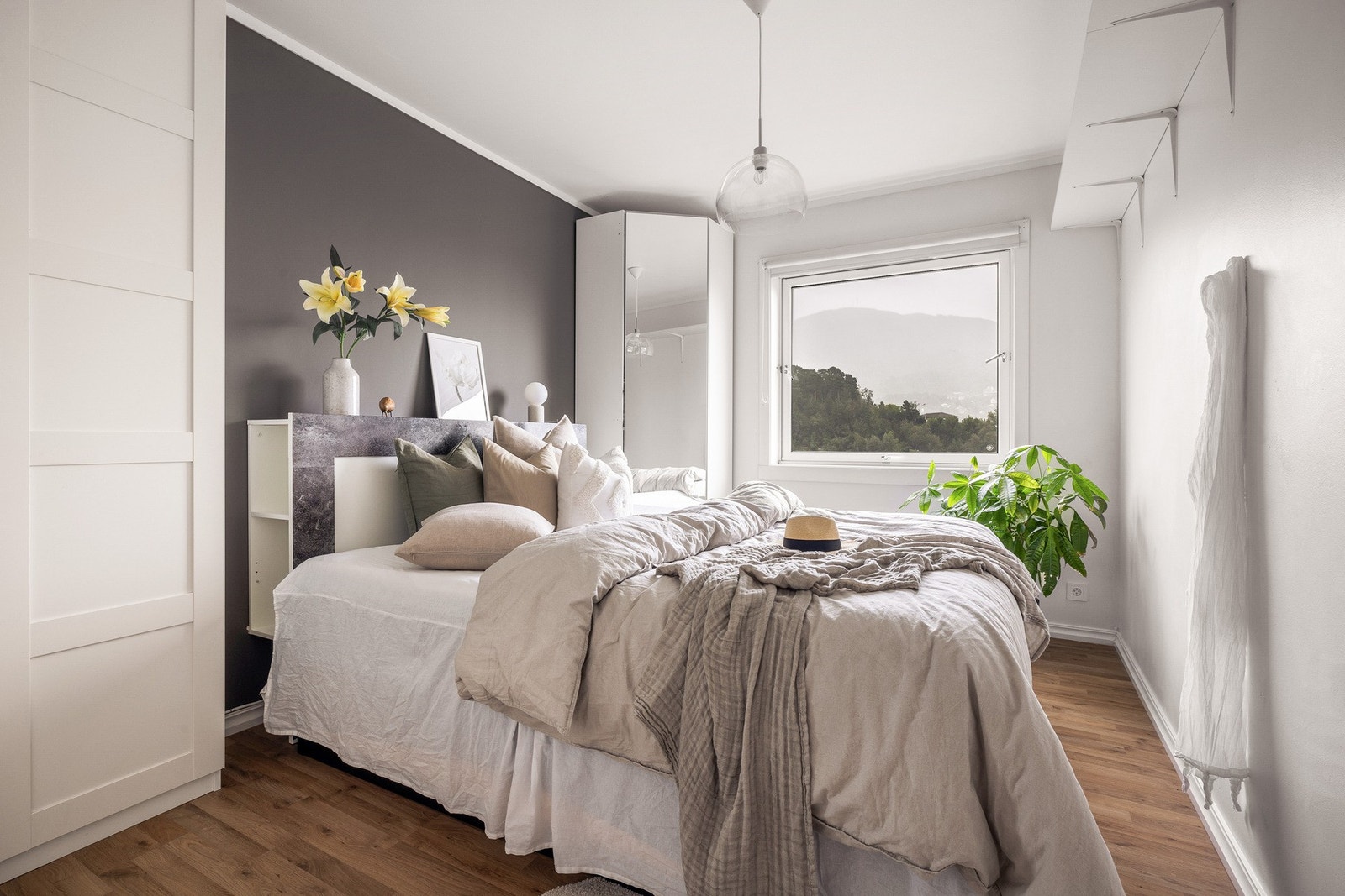 Stort hovedsoverom på 12,,51 kvm med god plass til garderobe og dobbeltseng Galleribilde