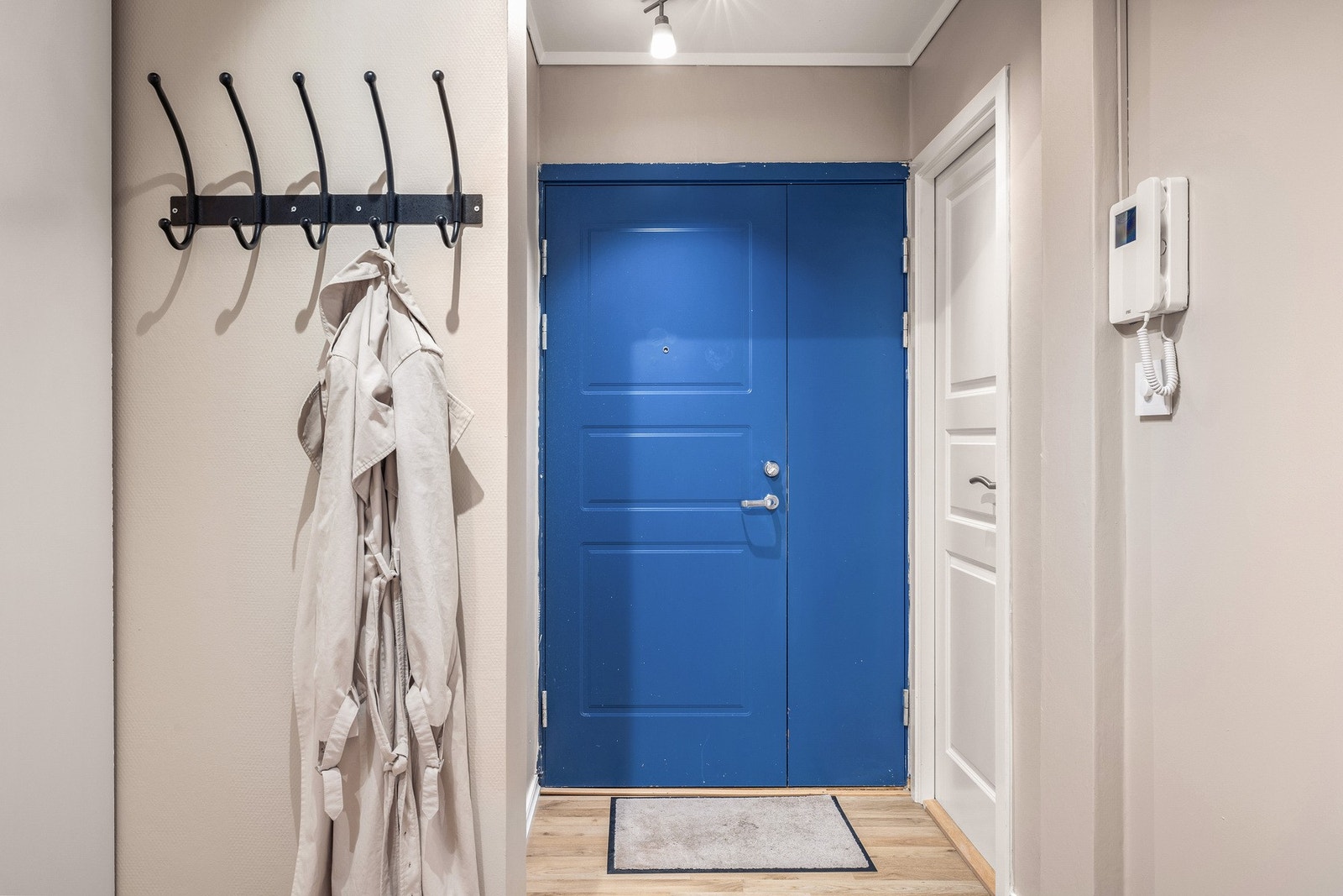 Du blir møtt av en stor entré med god plass til oppbevaring av yttertøy og sko. Til høyre en praktisk innvendig bod Galleribilde