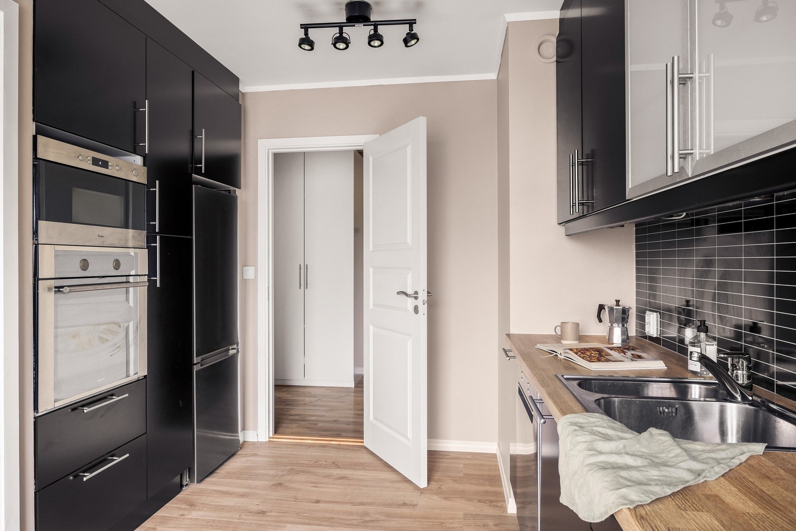 Alle integrerte hvitevarer medfølger handelen Galleribilde